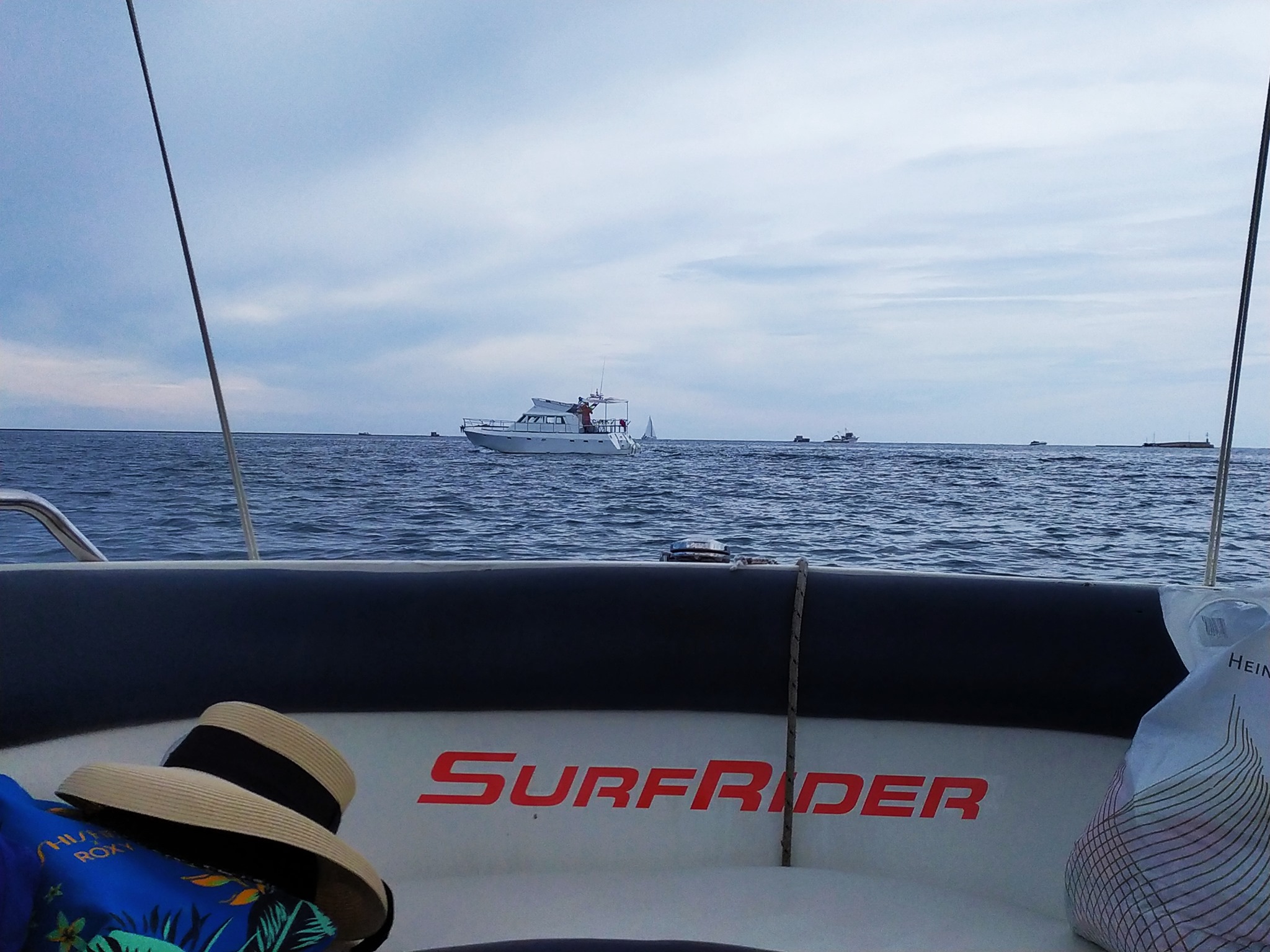 Bijeli brod na tamnoplavom moru