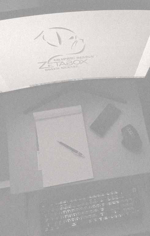 Zetabox radno mjesto sa kompjuterom tipkovnicom mišem olovkom i papirom na zamagljenoj podlozi